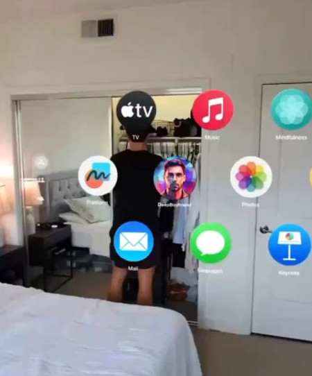 Для AR-гарнитуры Apple Vision Pro представили концепт приложения, которое создаёт дипфейк любого человека в реальном времени - «Прикольные картинки»