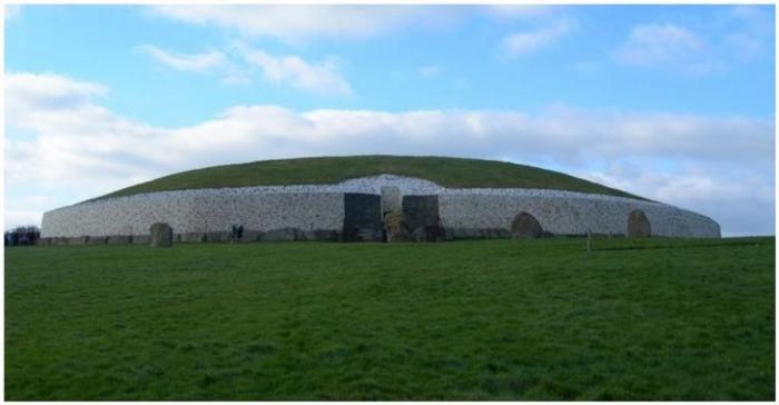 Гробница Ньюгрейндж в Ирландии — старше, чем Великие пирамиды в Египте - «Путешествия»