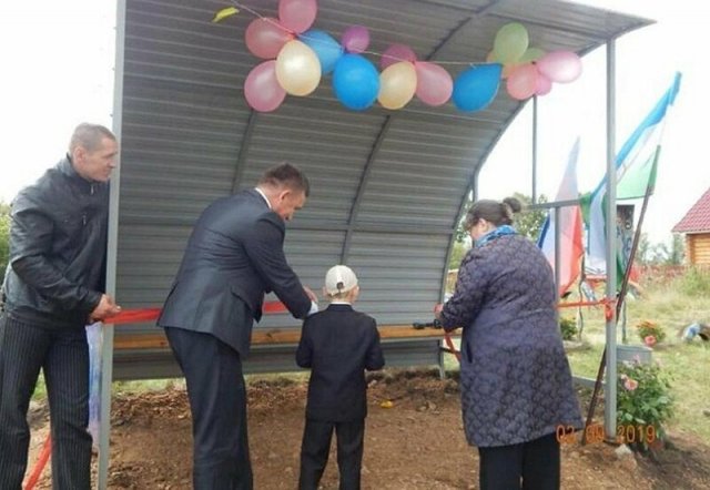 Торжественное открытие остановки за 100 тысяч рублей (3 фото) - «Это интересно»