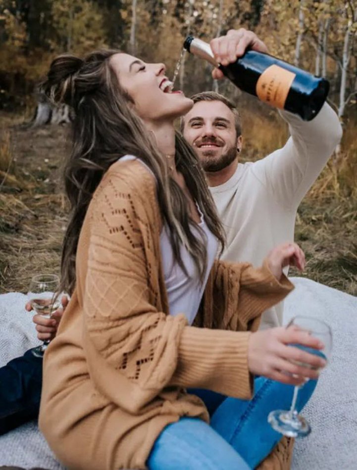 Жених с невестой решили повторить романтичный снимок с шампанским и что из этого вышло