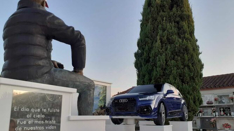 Памятник известному угонщику в виде его статуи и Audi Q5