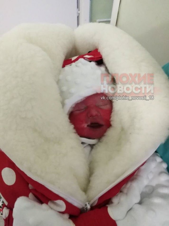 Соцсети шокировали фотографии мертвого ребенка, одетого в костюм Деда Мороза - «Социальные сети»
