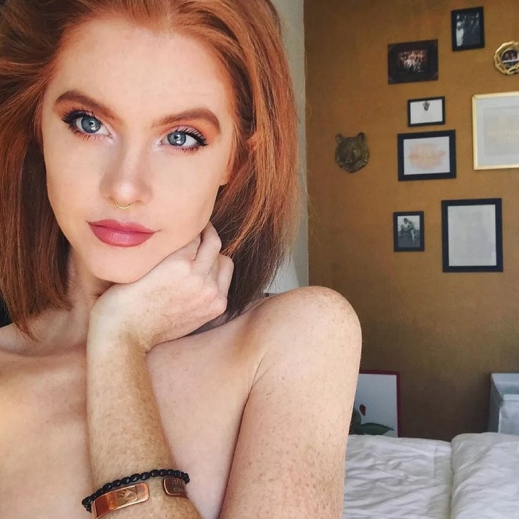 Девушки с веснушками