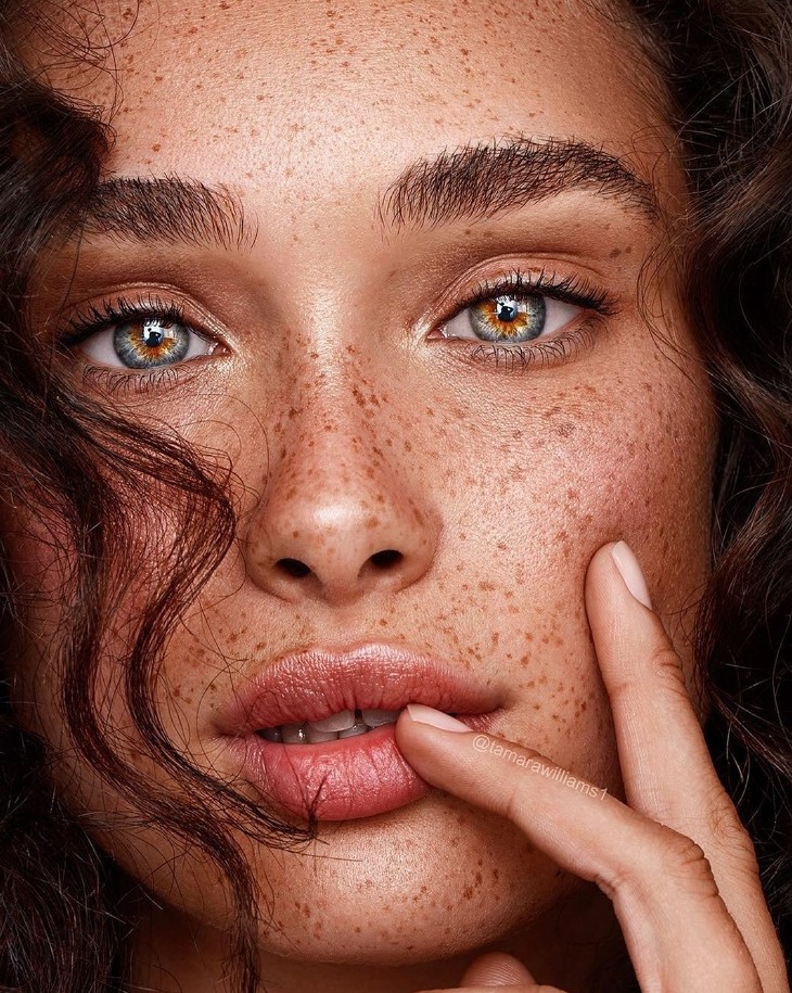 Девушки с веснушками