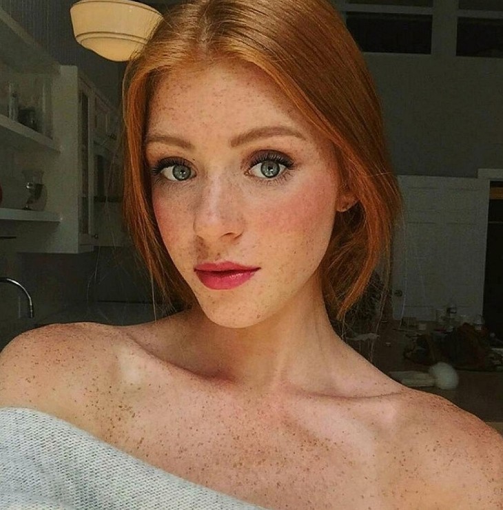 Девушки с веснушками