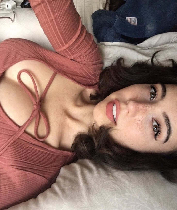 Девушки с веснушками