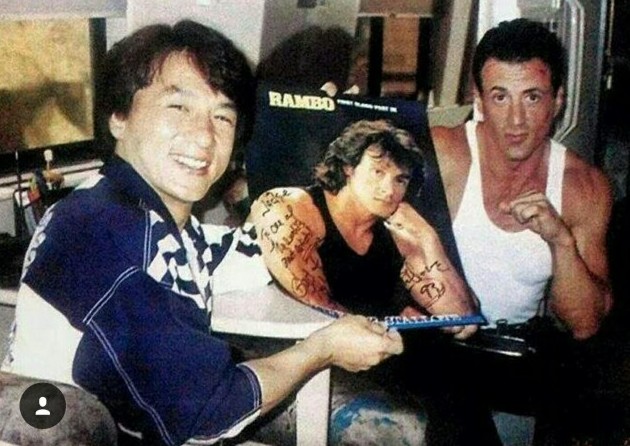 Джеки Чан берёт автограф у С. Сталлоне во время съёмок фильма " Разрушитель", 1993 г. - «Прикольные картинки»