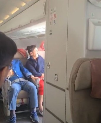 В Южной Корее мужик случайно открыл аварийную дверь самолёта перед посадкой - «Прикольные картинки»