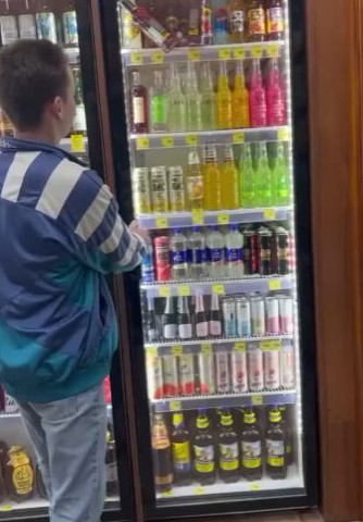 Сотрудники алкогольного магазина показывают мастерство обращения с бутылками⁠⁠ - «Прикольные картинки»