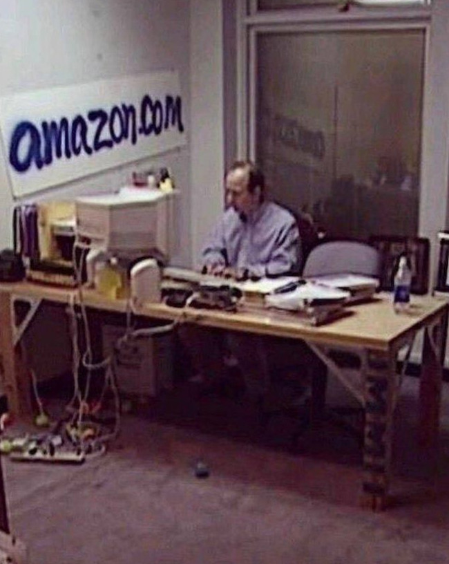 Миллиардер Джефф Безос до сих пор работает за столом, который смастерил для Amazon еще в конце 1990-х годов - «Прикольные картинки»