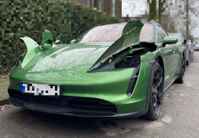 В Германии воры варварски украли фары новенькой Porsche Taycan - «Прикольные картинки»