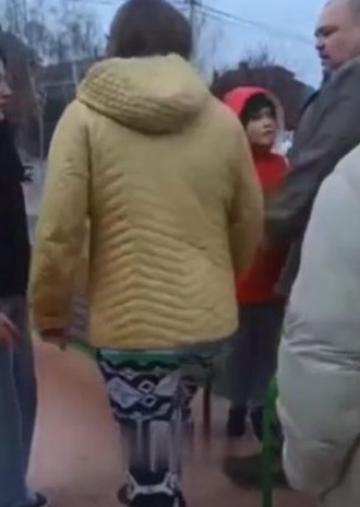 Краснодарский батя пришёл на детскую площадку решать вопрос в детском конфликте и ударил головой девочку-подростка - «Прикольные картинки»