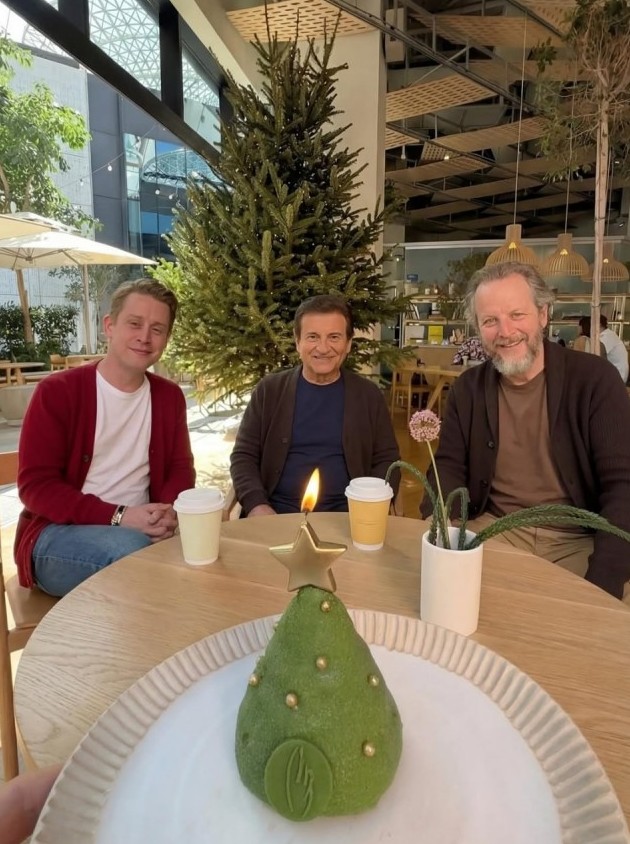 Обед Маколея Калкина, Джо Пеши и Дэниела Стерна — это прям какое-то воссоединение века! - «Прикольные картинки»