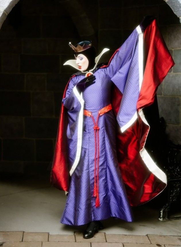 Злую Королеву из Диснейленда лишили работы из-за вирусной популярности и нарушения «магии» персонажа - «Прикольные картинки»